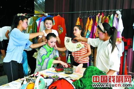 小皇后豫剧团<wbr><wbr>走向农村<wbr>走向市场<wbr>走向未来