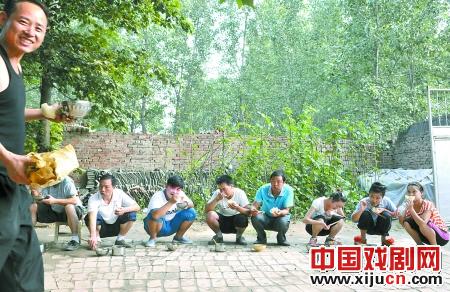 小皇后豫剧团<wbr><wbr>走向农村<wbr>走向市场<wbr>走向未来