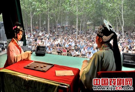 小皇后豫剧团<wbr><wbr>走向农村<wbr>走向市场<wbr>走向未来